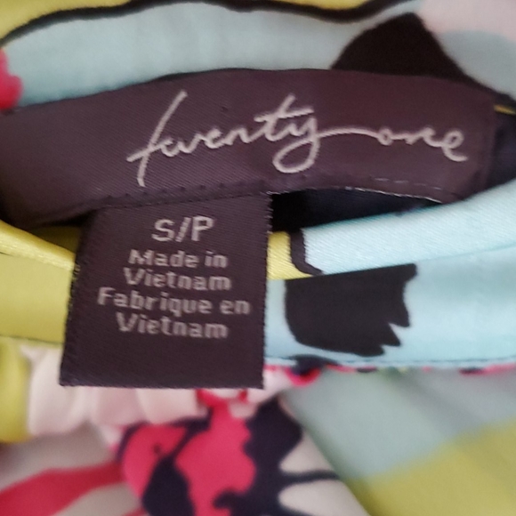 Forever 21 brand floral flowers skirt. - Picture 5 of 7